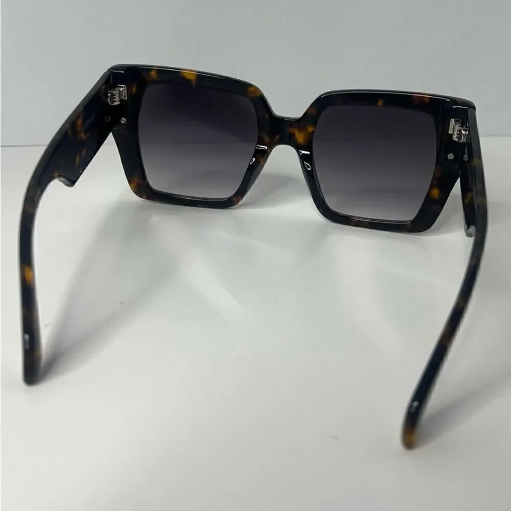 NWT Quay notorious Neutral Tort Frame / Smoke Lens Brand New in Case